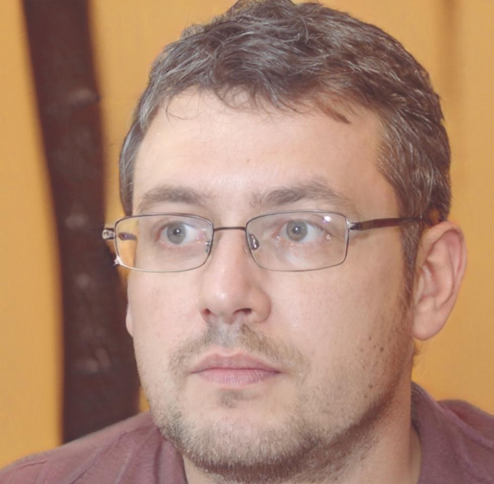 Финансовый консультант Qozenitol Frolmond